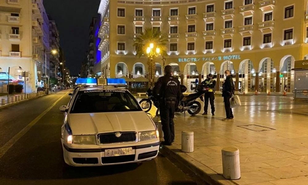 Θεσσαλονίκη: 43χρονη χωρίς μάσκα έφτυσε και απείλησε αστυνομικούς!